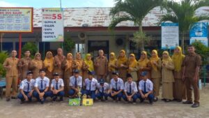 Kepala SMPN 6 Padang dan majelis guru berfoto dengan para siswa yang berhasil menorehkan prestasi di Turnamen PSG Cup 1