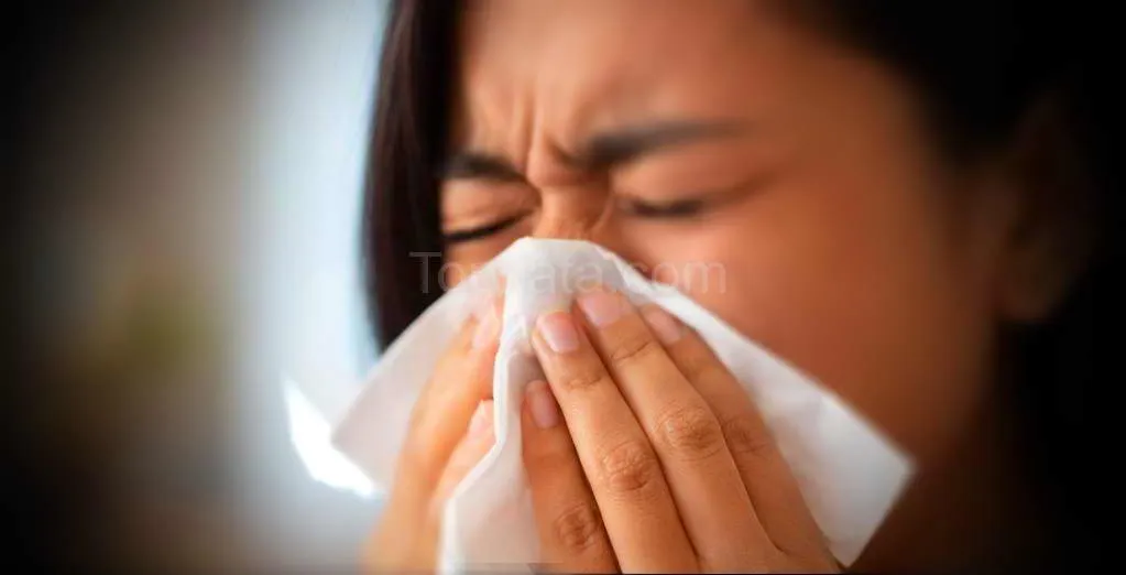 Ilustrasi orang Indonesia bersin sebagai respons refleks tubuh