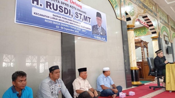 Anggota DPRD Kota Padang H. Rusdi saat menggelar reses bersama majelis taklim dan Bundo Kanduang di Masjid Darul Hikmah, Lubuk Begalung, Kota Padang.